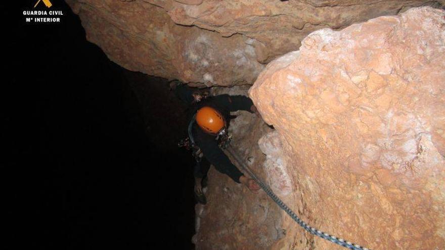 Rescatan de madrugada a 4 montañeros enriscados