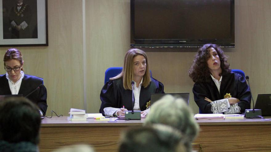 Las juezas Rocío Martín, Samantha Romero y Eleonor Moyá.