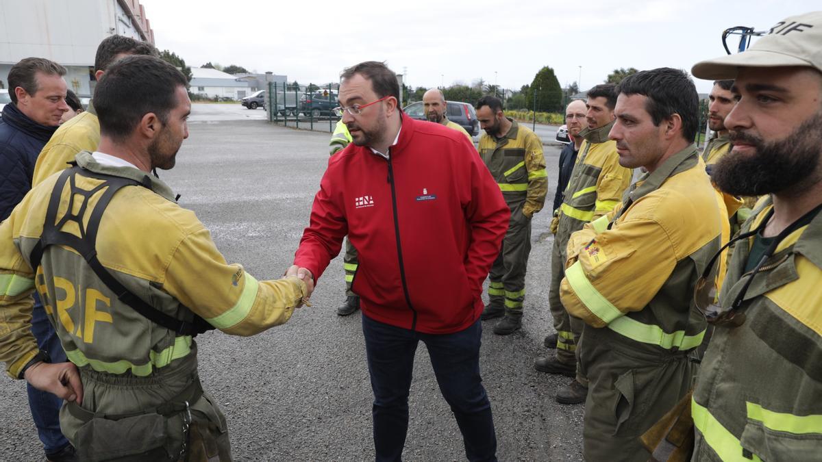 Adrián Barbón saluda a los efectivos del BRIF y Bomberos de Asturias en Almuña.