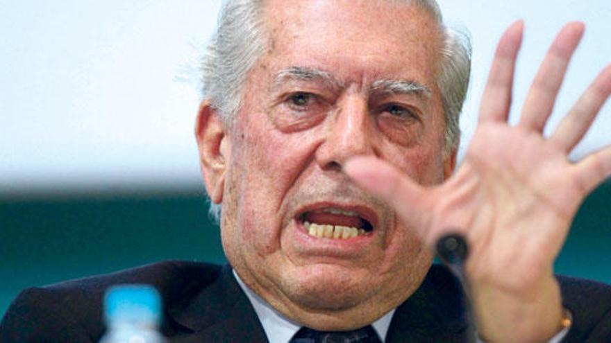 El Nobel de Literatura Mario Vargas Llosa presentó ´El héroe discreto´ en la FIL.