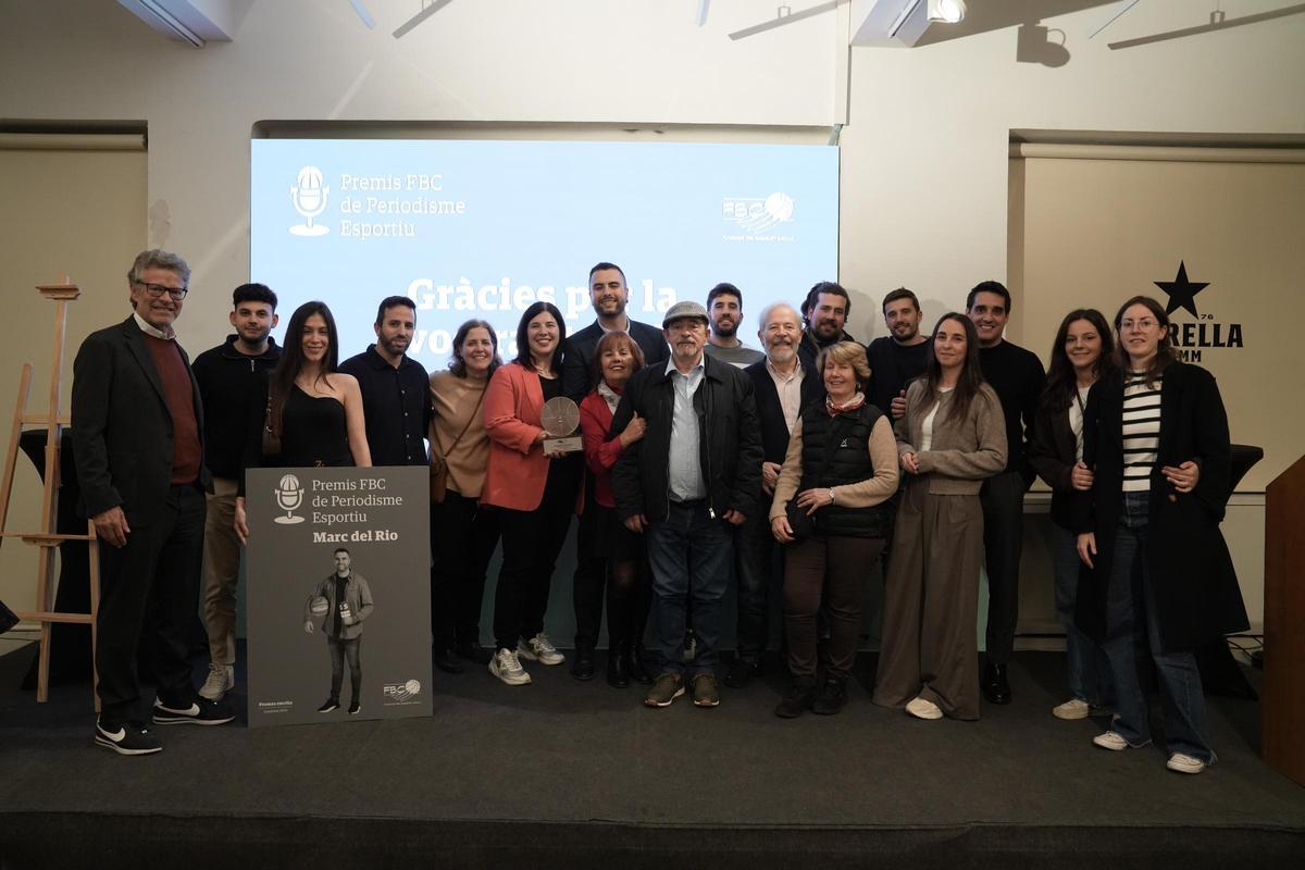 Familiares, amigos y compañeros de SPORT junto al director del diario, Joan Vehils, posaron juntos tras la entrega del premio a Marc del Río