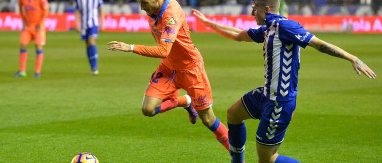 Hélder Lopes, lateral zurdo de la UD Las Palmas, esquiva a Carlos Vigaray en el partido de Mendizorroza.