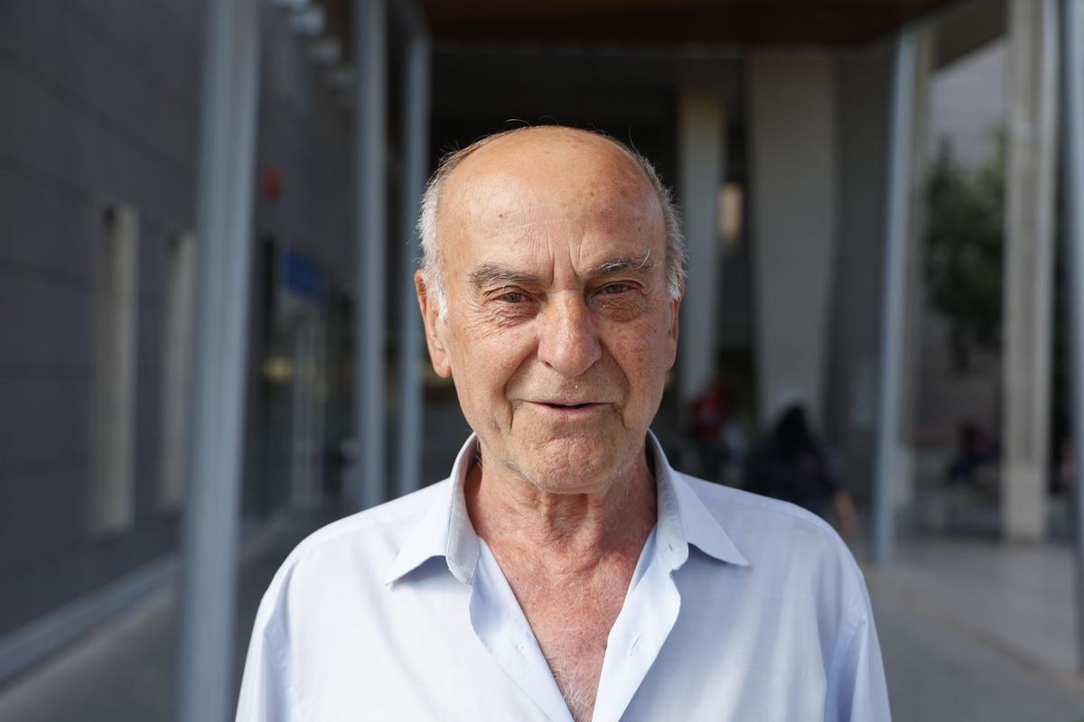 Rafa, vecino de Manises, en el primer día de la reversión del hospital de Manises.