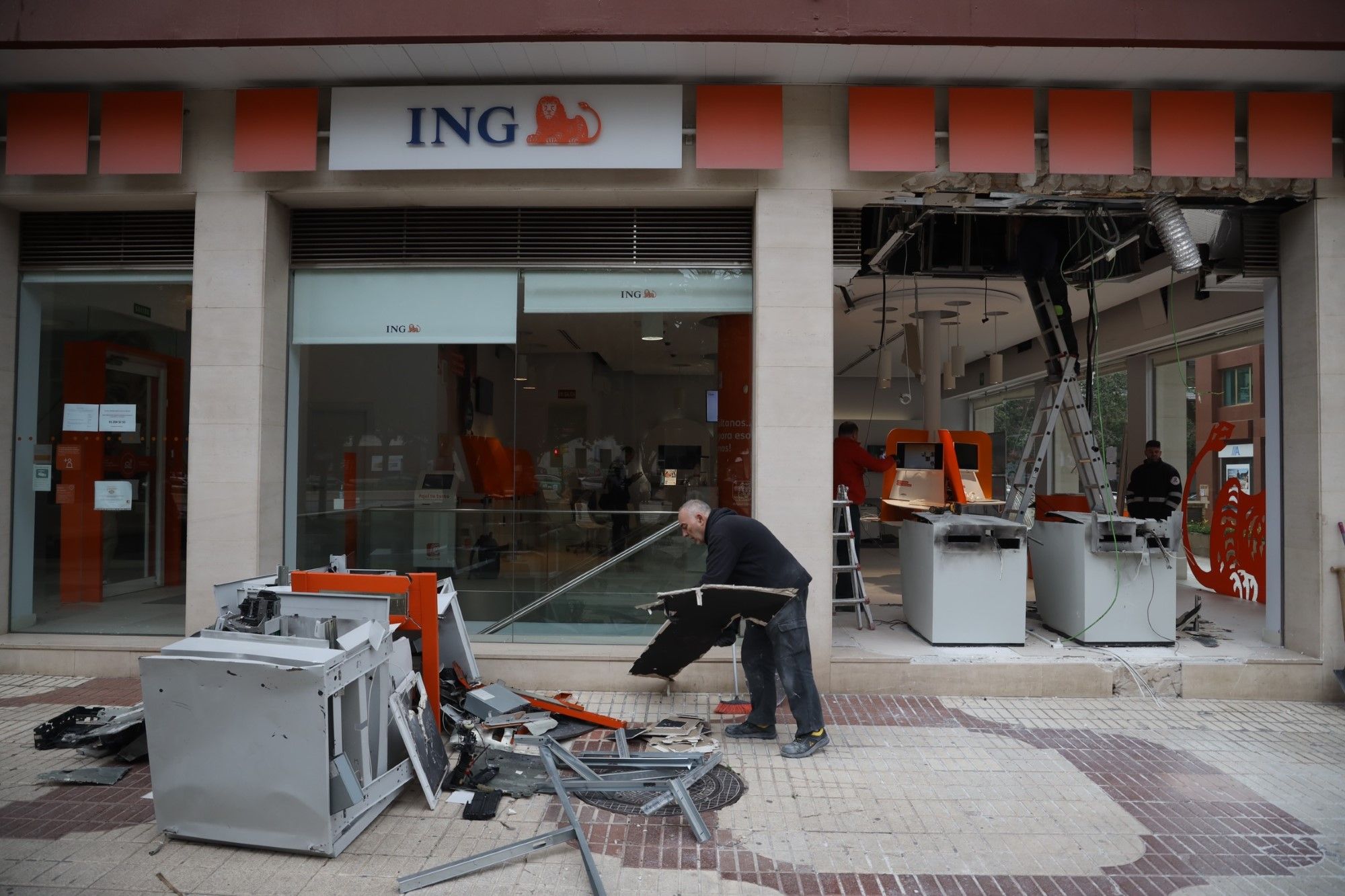 Así ha quedado el cajero de ING reventado esta madrugada con explosivos en Málaga