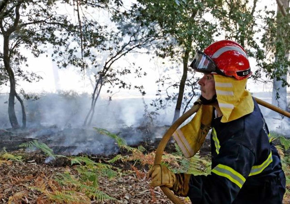 Un efectivo trabaja en la extinción del fuego de Teo // EFE