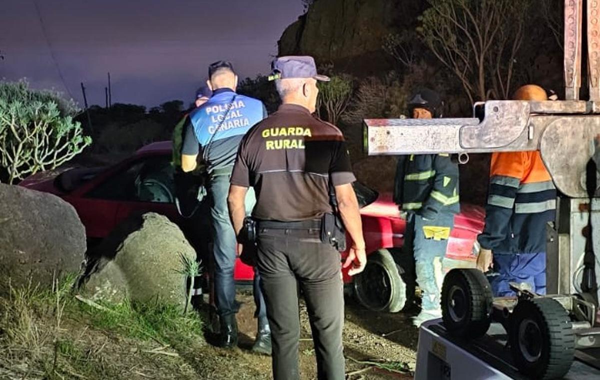 Agentes de la Policía Local y un guarda rural de Anaga en el siniestro vial