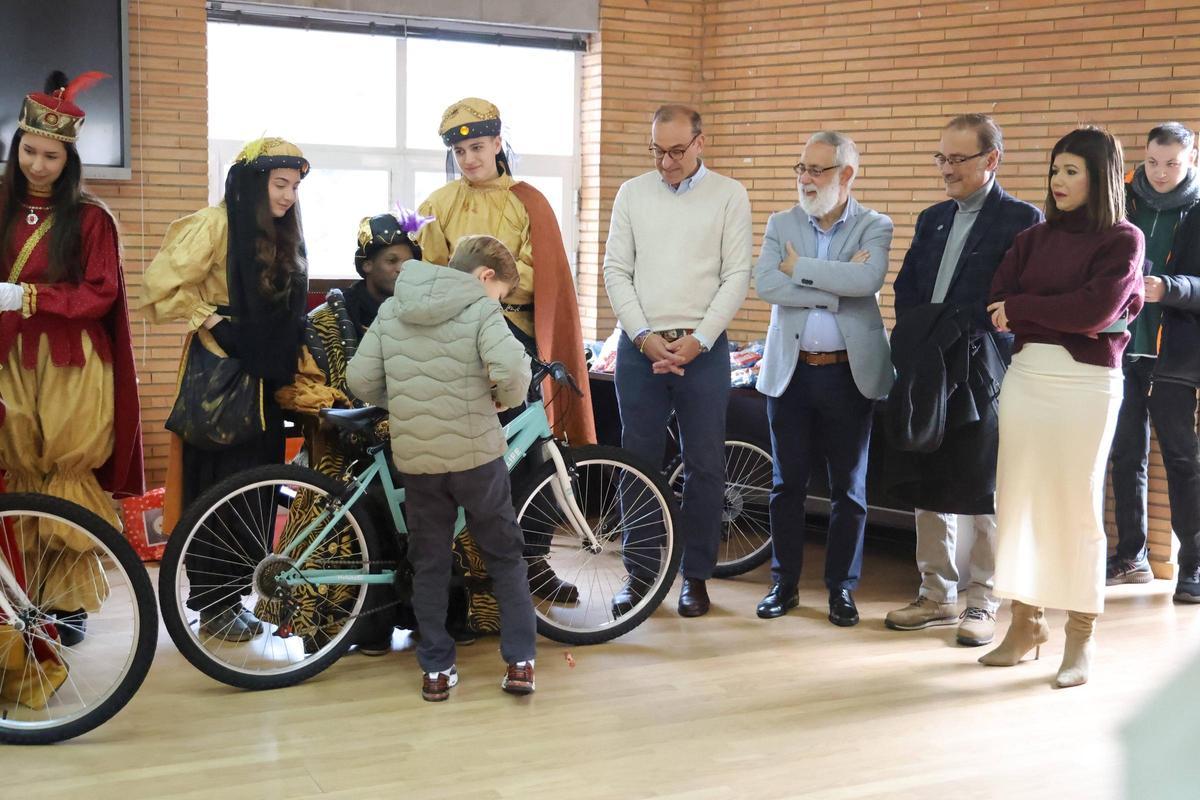 Fotogalería | Los Reyes Magos reparten bicis e ilusión en el IMAS