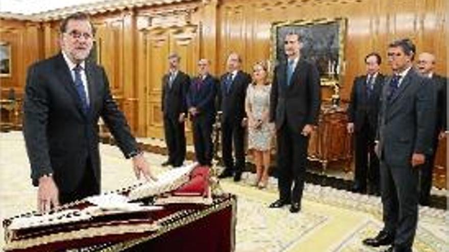 Rajoy, amb les mans a sobre de la Constitució i la Bíblia.