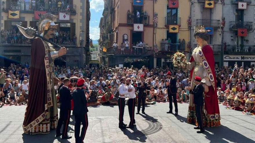 Els gegants acomiaden les festes del Tura d’Olot