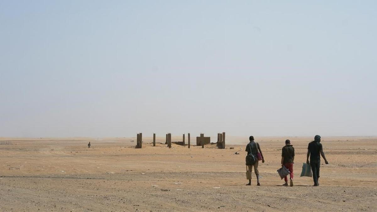 Unos inmigrantes deambulan por el territorio entre Argelia y Níger.