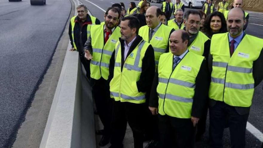 Mouriño (2º derecha) y José Luis Ferro (1º d.), en una visita a las obras de la autovía a Celanova.  // B. Lorenzo