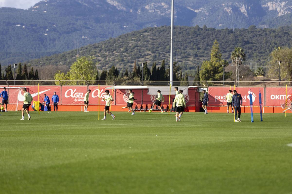 El Mallorca ha regresado este lunes a los entrenamientos tras las vacaciones de Navidad, sesión que se ha realizado en Son Bibiloni