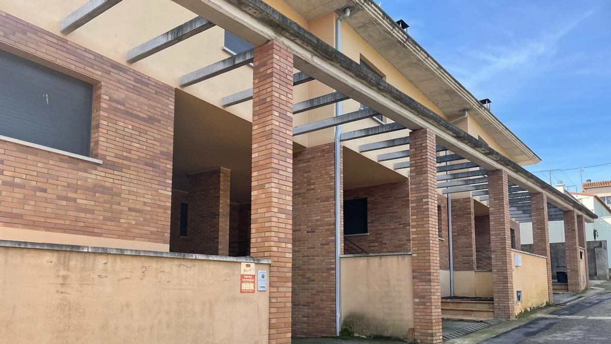 Les imatges de l'habitatge de Sant Jordi Desvalls on s'ha produït un assalt violent