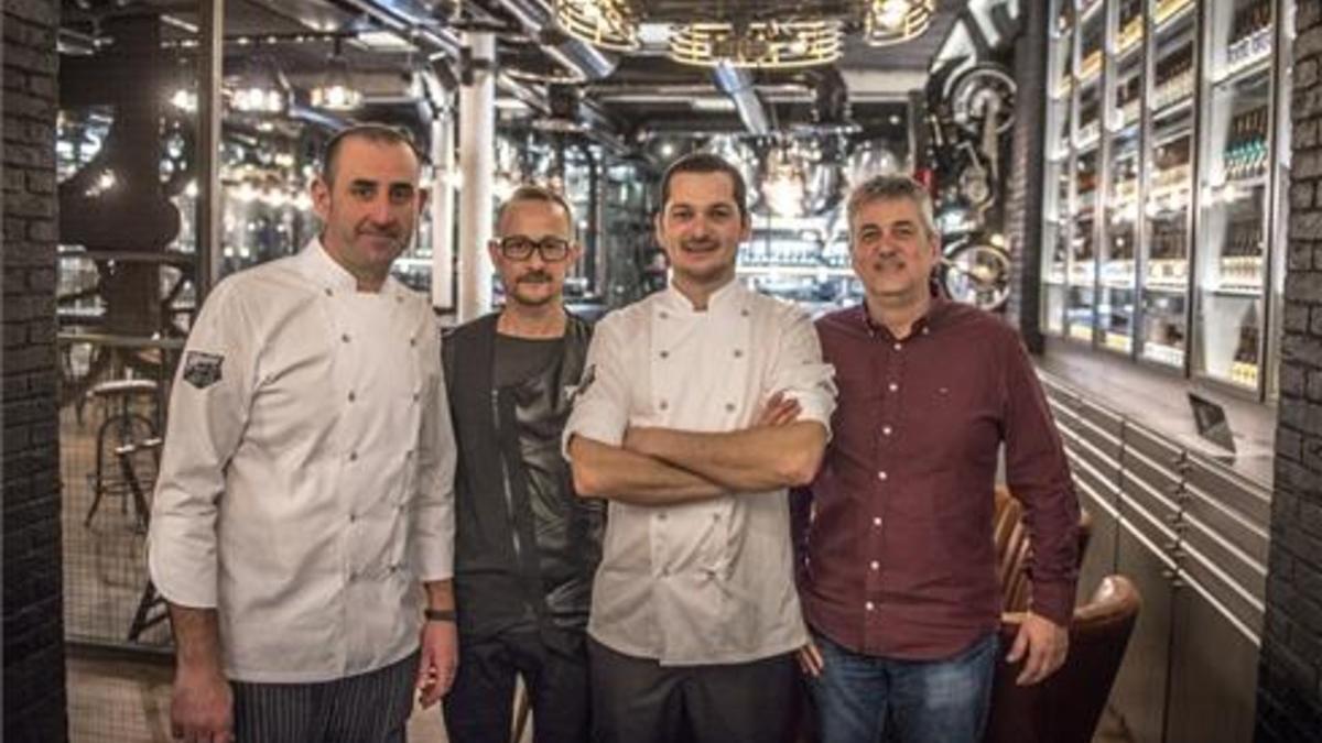 De izquierda a derecha, Óscar Mateo, Enric Hidalgo, Miquel Aldana y Sven Bosh en la cervecería Naparbcn. Foto: Ferran Sendra