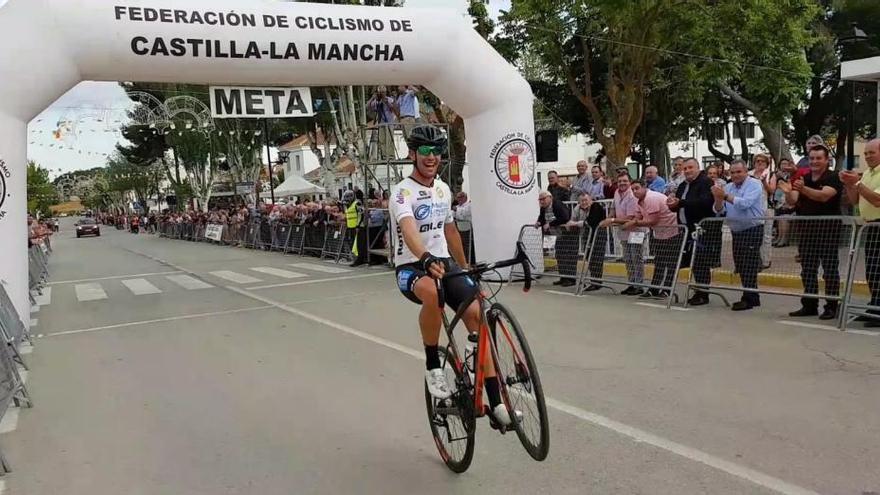 Felipe Orts entra en solitario en la línea de meta de Higueruela