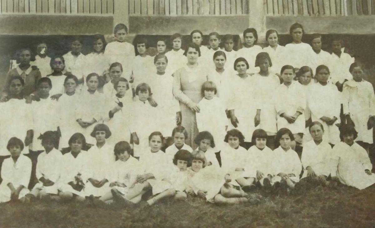 Alumnas de la Escuela de Niñas de Carracedo con Pilar Poza.