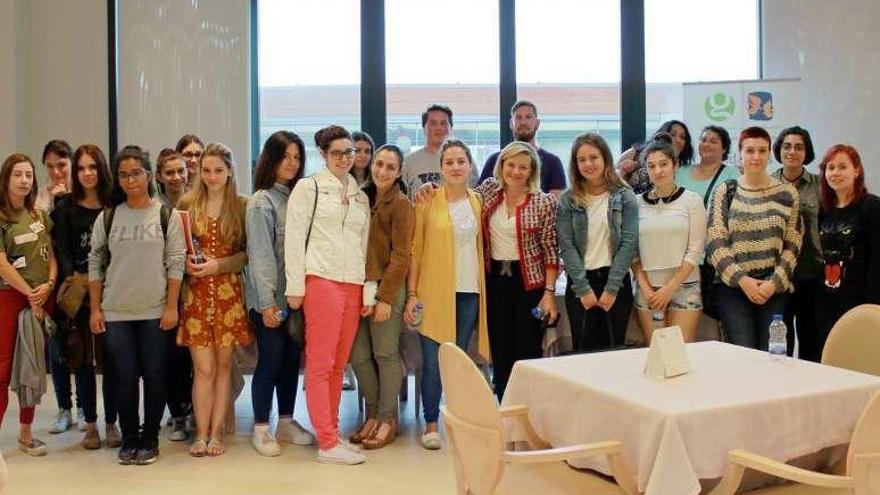 Josefina Fernández con alumnos del Colegio San Miguel. // FdV