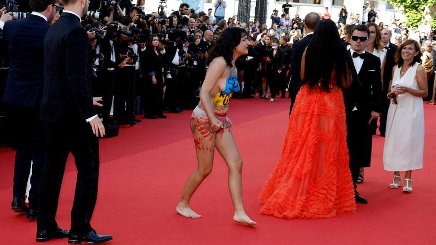 Una mujer desnuda irrumpe en la alfombra roja de Cannes para protestar por la guerra de Ucrania