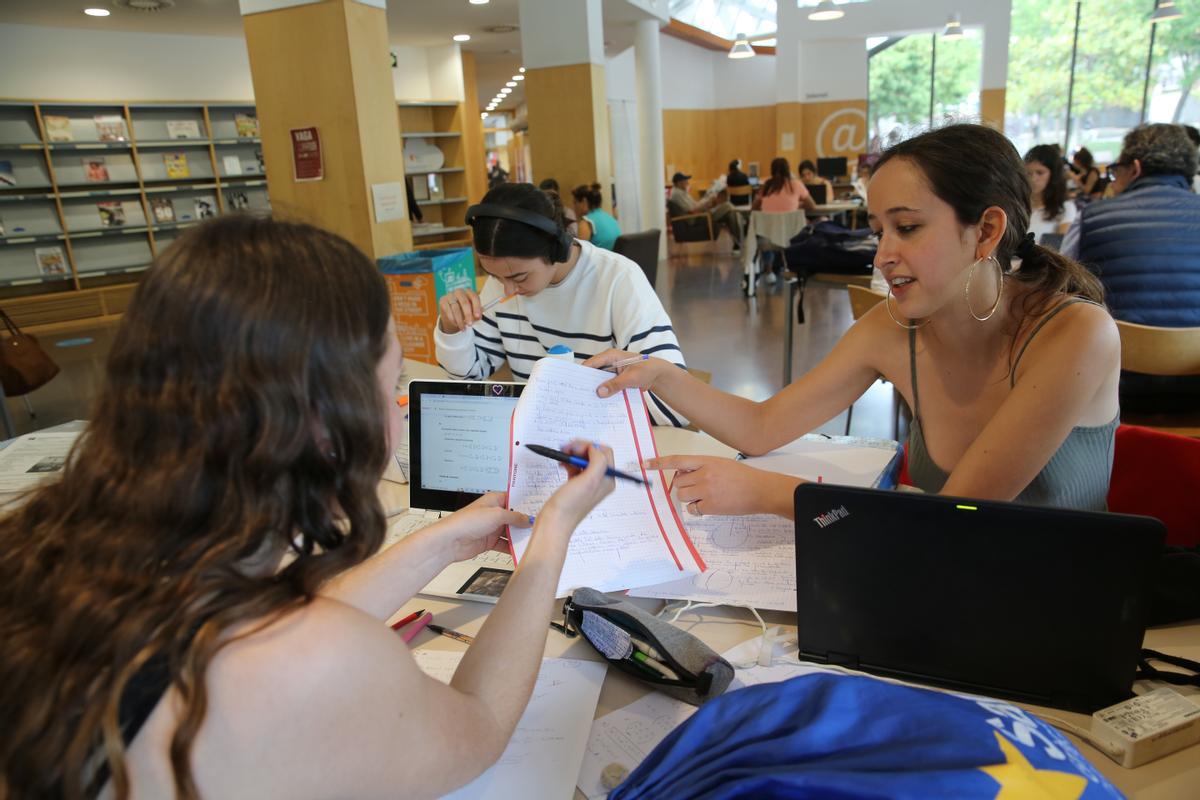 Estudiantes de bachillerato que están estudiando la selectividad