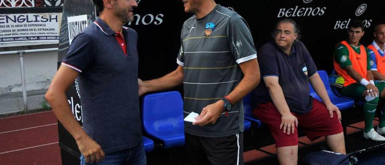 Iván Ania saluda a Gustavo Siviero antes del inicio del encuentro copero.