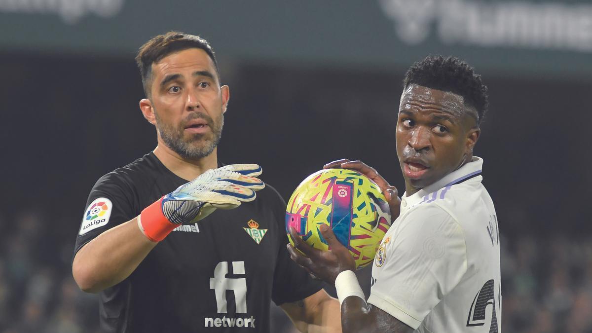 Vinícius junto a Claudio Bravo durante el Betis - Madrid