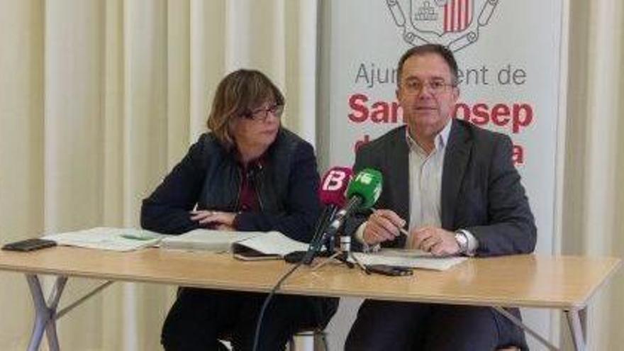 La primera teniente de alcalde de Sant Josep, Paquita Ribas, y el alcalde, Josep Marí Ribas.