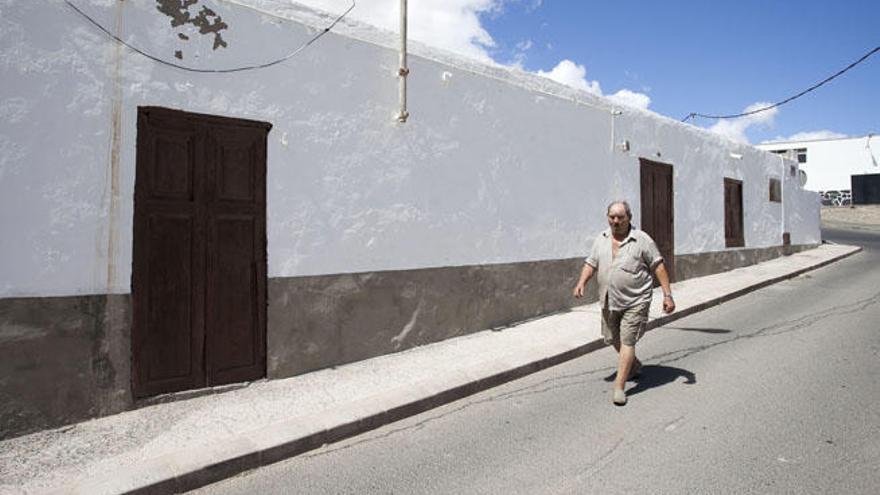 El vecino Antonio Santana, conocido como Gainza, camina por delante de unas viviendas del antiguo Puerto Cabras. | fuselli