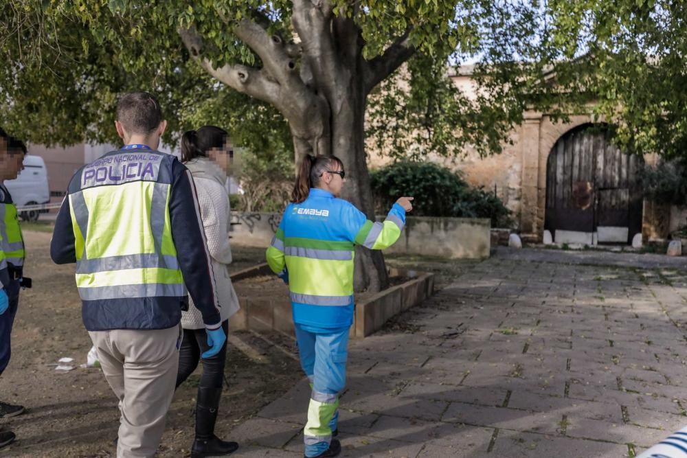 Un hombre pega fuego a una mujer en un parque infantil de Palma