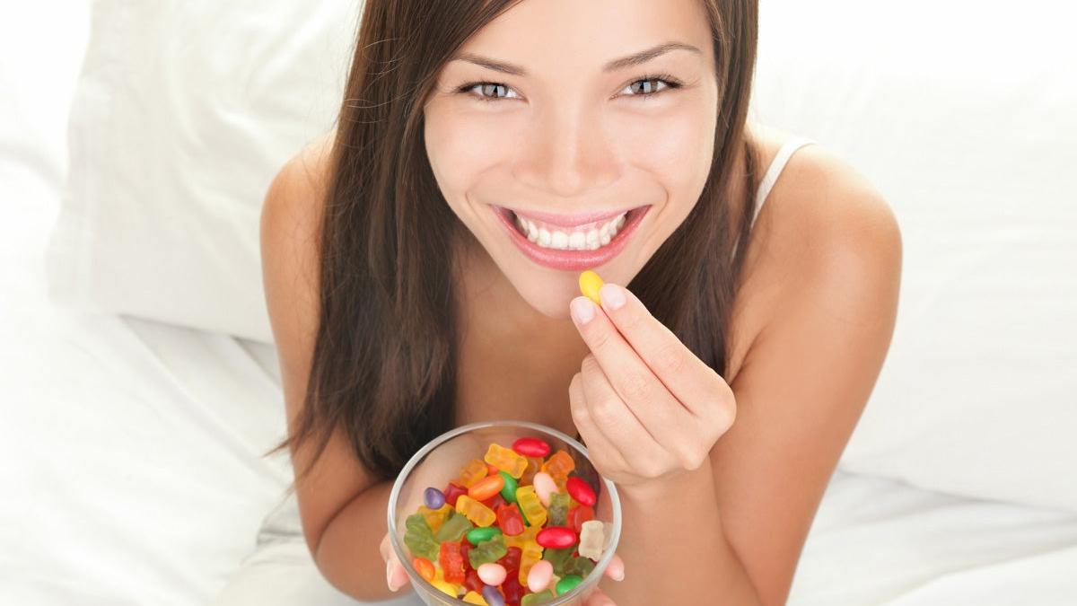 Chica comiendo gominolas