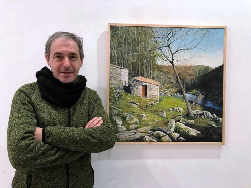 El pintor guardés Antonio Martínez "Cachi", junto a su obra