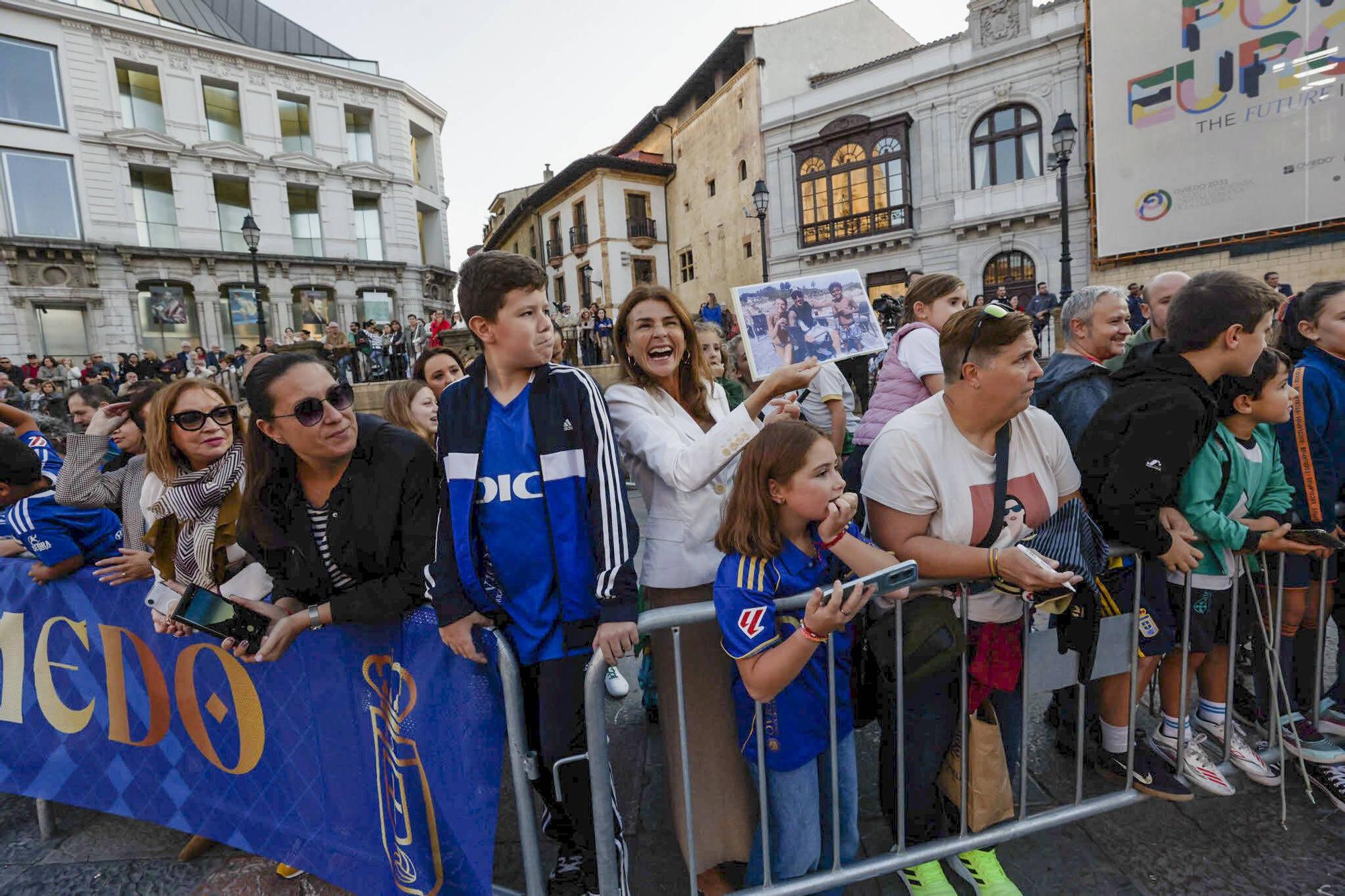 Locura azul en Oviedo: así fue la entrega de los nuevos coches a la plantilla en la plaza de la Catedral