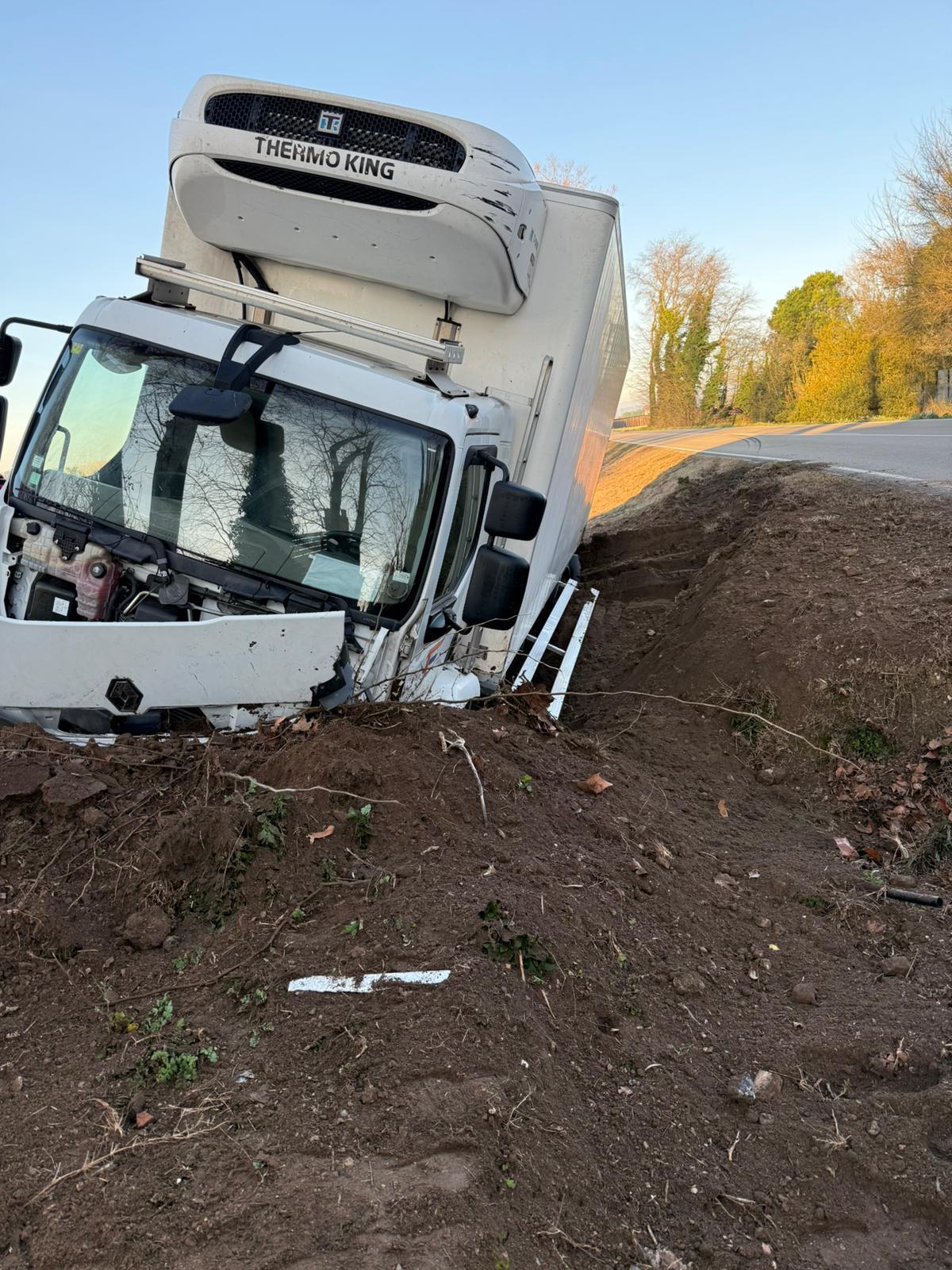 Les imatges del camió mig bolcat a Gualta