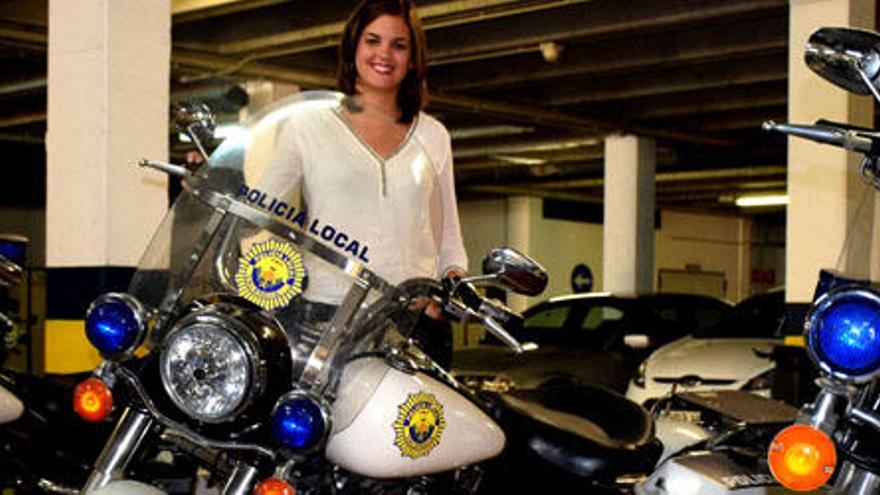 La concejala de Protección Ciudadana, Sandra Gómez, junto a las Harley Davidson que están en el aparcamiento de la Policía Local. Foto: Levante-EMV.