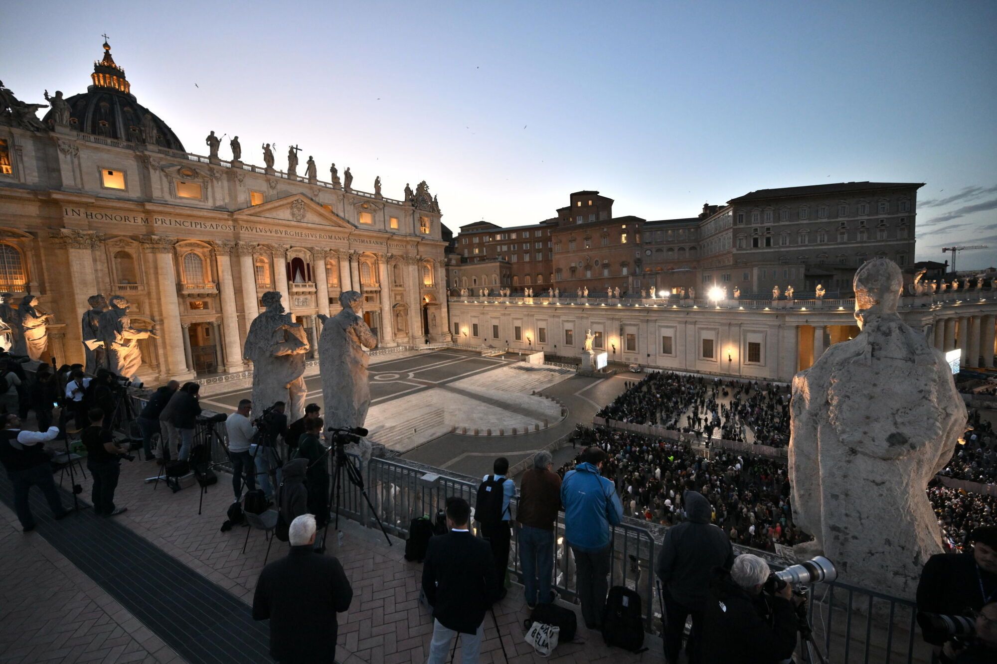 VATICAN CITY (Vatican City State (Holy See)), 07/05/2025.- People gather in St. Peter's Square on the first day of the conclave to elect the next pope, Vatican City, 07 May 2025. (Papa) EFE/EPA/ALESSANDRO DI MEO