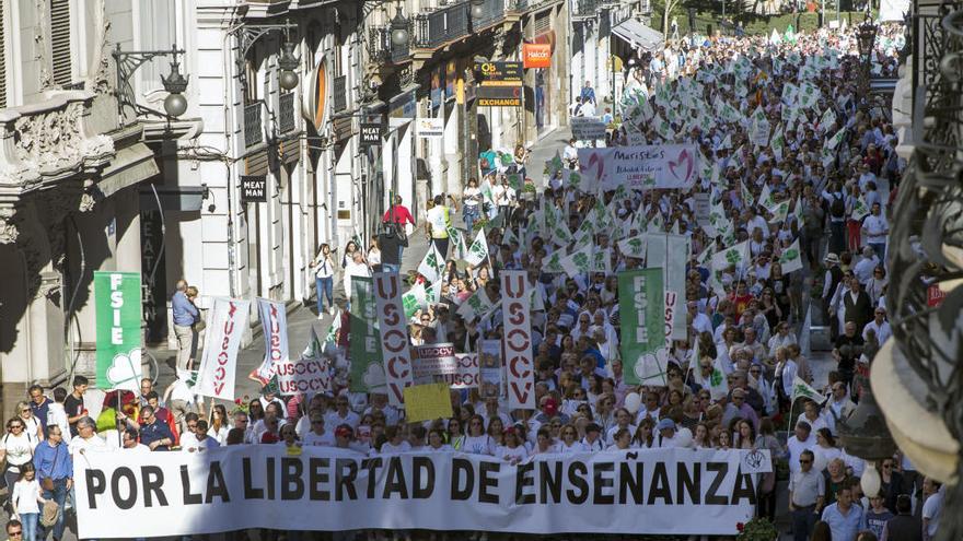 Miles de personas claman en València contra la supresión de conciertos en Bachiller