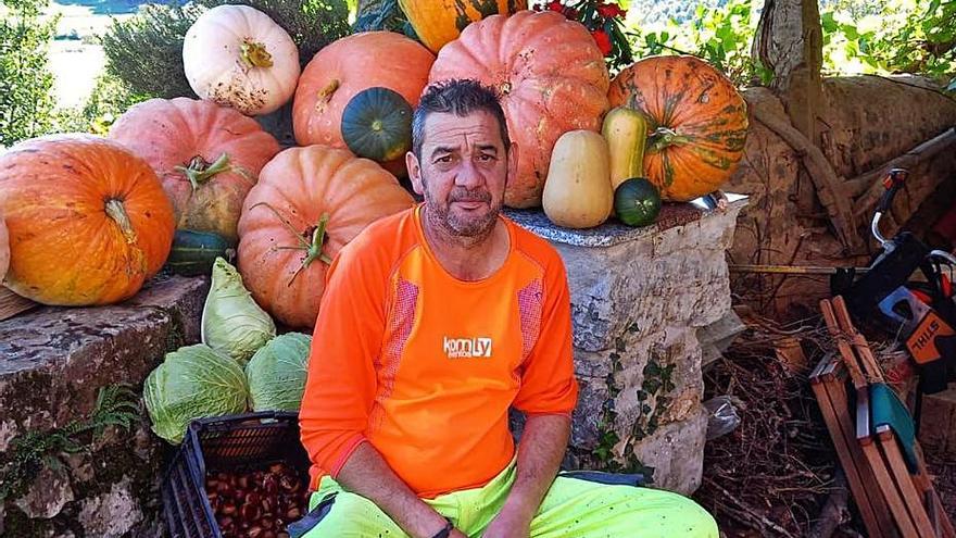 Una güerta pa xigantes: calabaces de más de 30 kilos y cebolles de kilu y mediu nos cultivos de Pablo Martínez en Ñarciandi