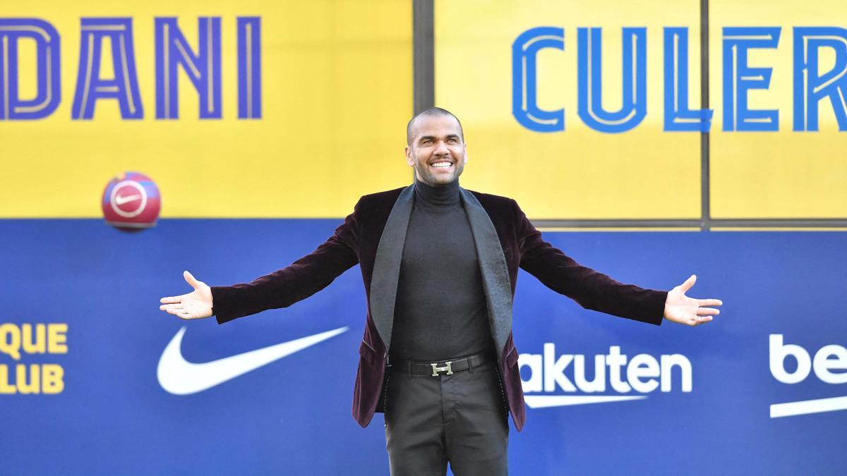 Alves devuelve la sonrisa a la afición culé con su discurso: "El sueño no se había terminado"