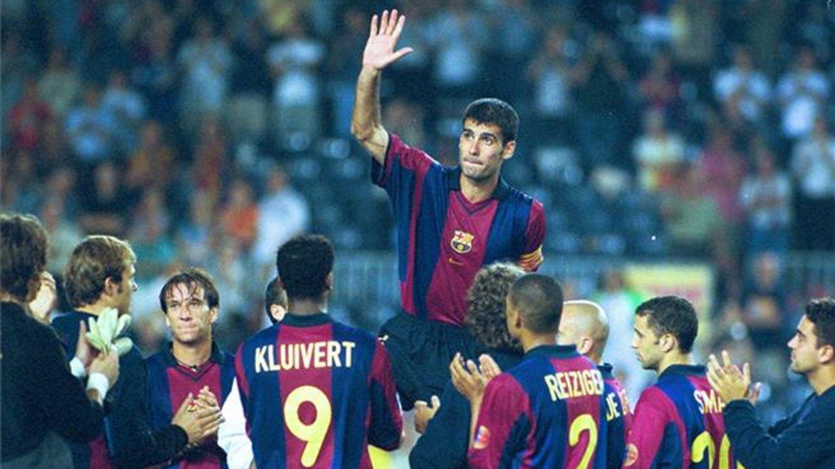 Guardiola, en 2001, fue paseado a hombros después de que el FC Barcelona disputara el último partido de la temporada en el Camp Nou