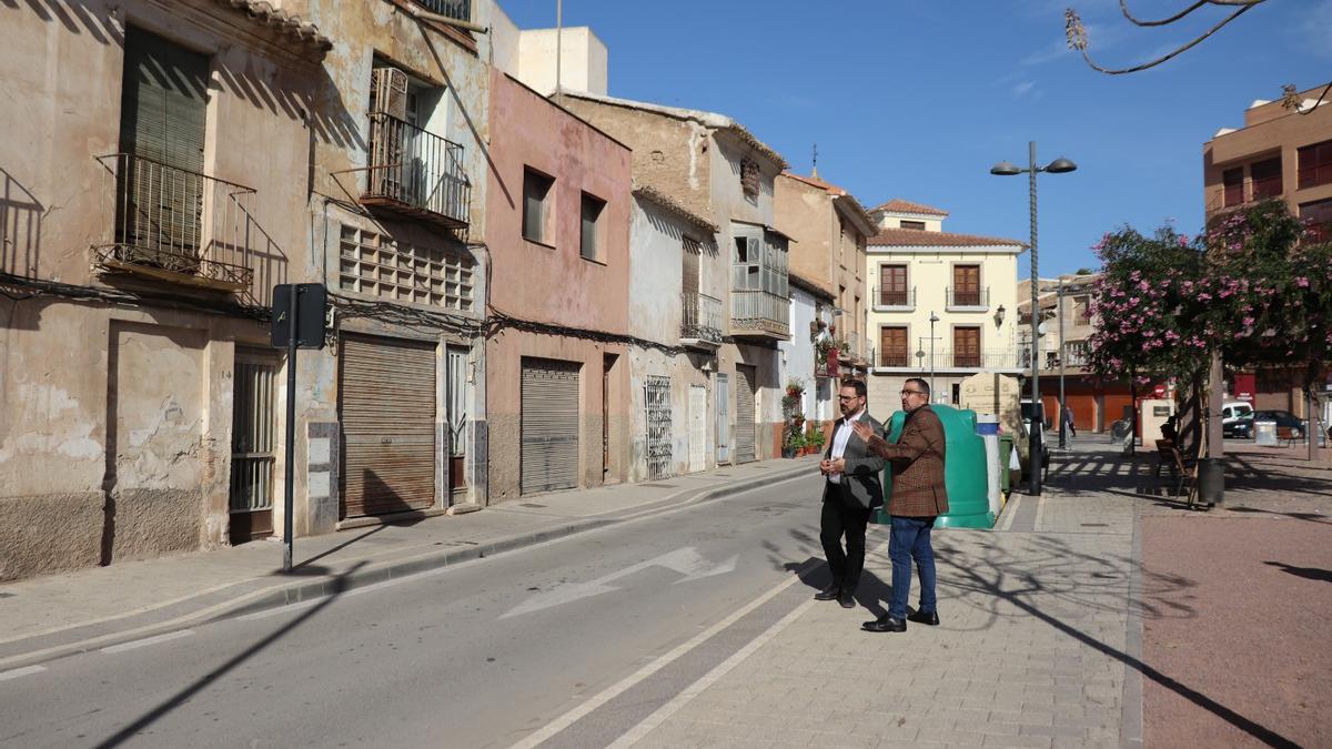 Diego José Mateos y José Luis Ruiz frente a donde se construirá el centro de salud de San Cristóbal, este viernes.