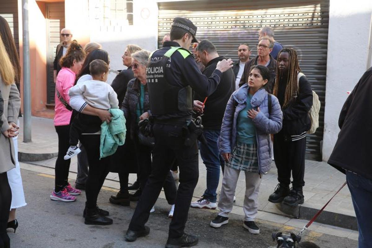 Evacuación preventiva de los vecinos del número 7, contiguo al que se derrumbó el pasado martes.