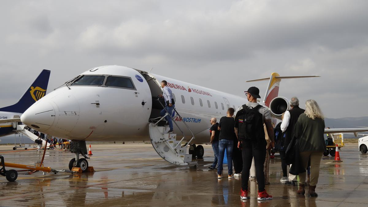 Pasajeros suben a un avión con destino a Madrid en el aeropuerto de Castellón.
