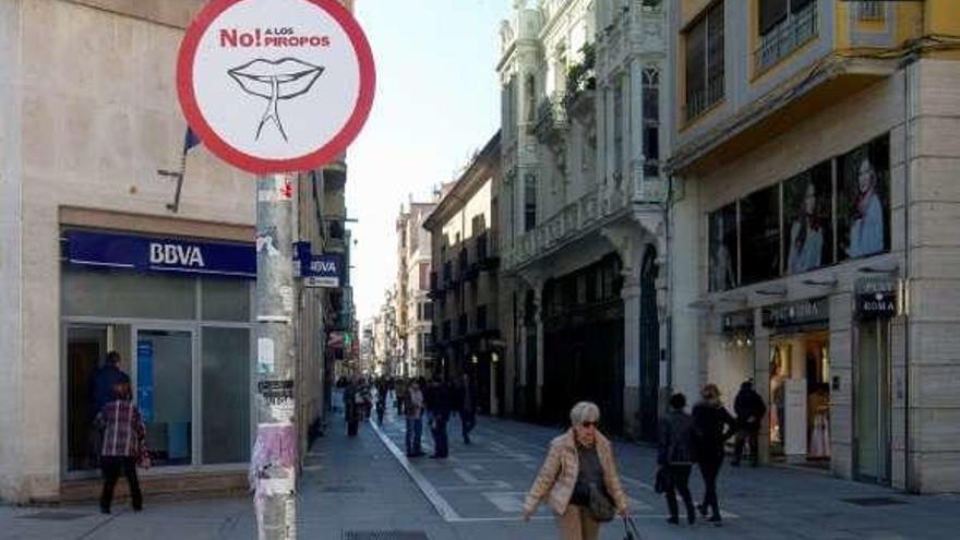 Una señal que reza &quot;No a los piropos&quot; instalada en Zamora. // M.A.M.