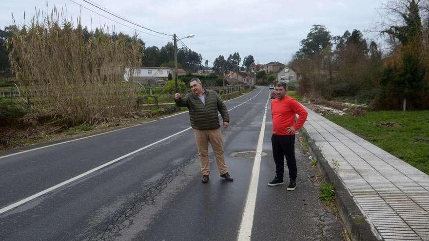 Aragunde y Juan Ramiro Gómez, ayer en la zona del socavón de Oubiña. // Faro