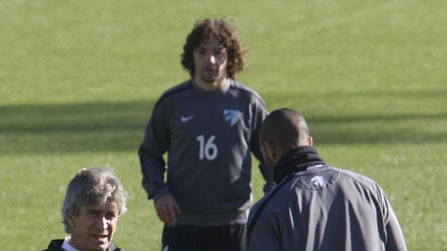 Pellegrini, de frente, y tras él Iturra y Onyewu, que serán titulares hoy.