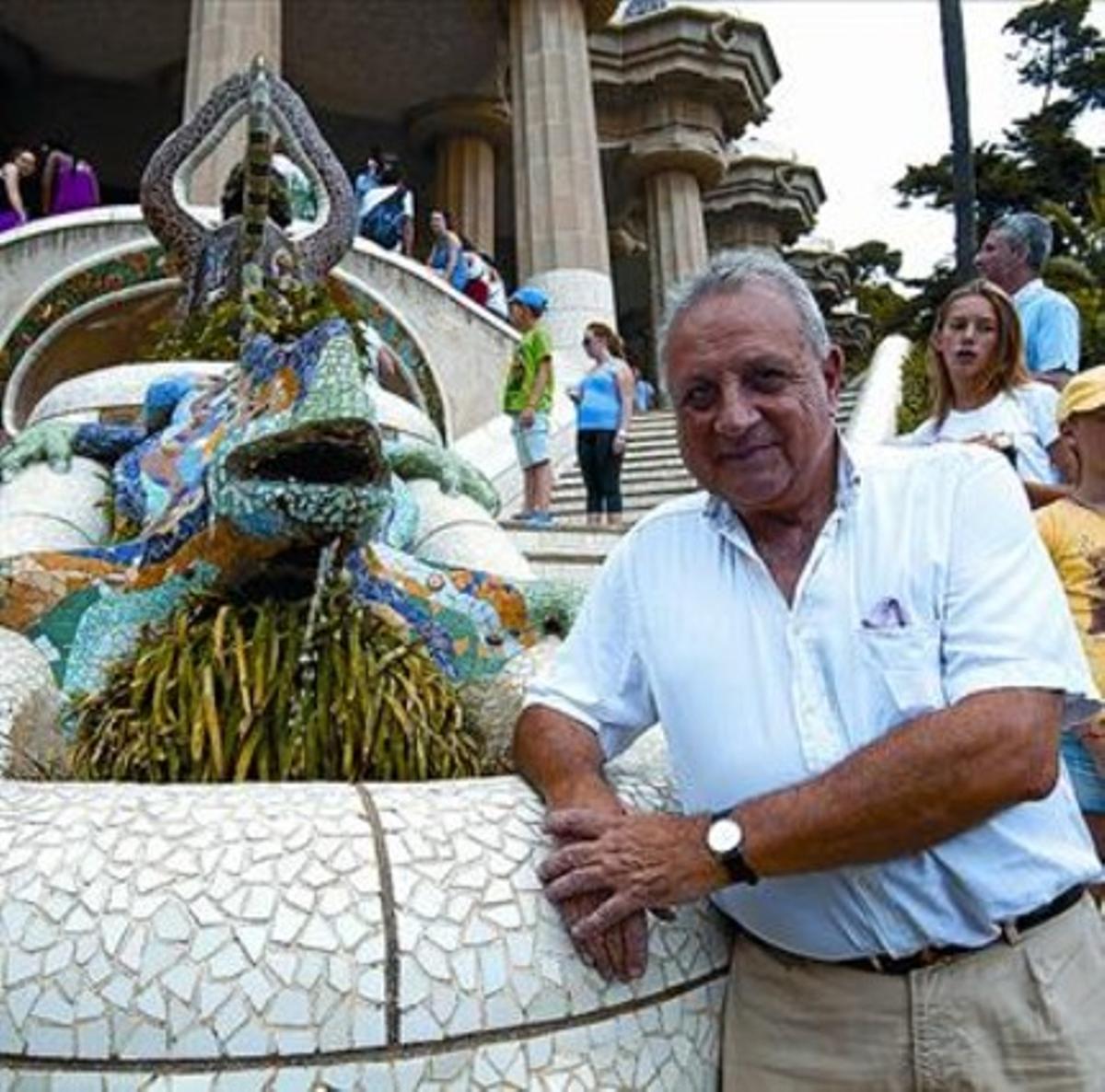 El drac del parc Güell 33 Eduard de Vilar, al costat del drac de trencadís. El drac del parc Güell 33 Eduard de Vilar, al costat del drac de trencadís.
