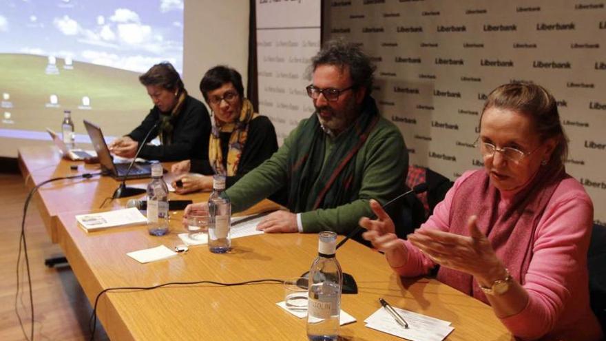 Por la izquierda, Laura Freixas, Marifé Santiago Bolaños, Ovidio Parades y Amelia Valcárcel, ayer, en el Club Prensa Asturiana.