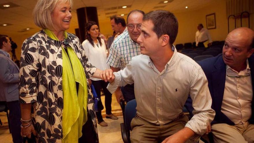 Mercedes Fernández, saludando ayer a David González Medina, con Manuel del Castillo a su izquierda.