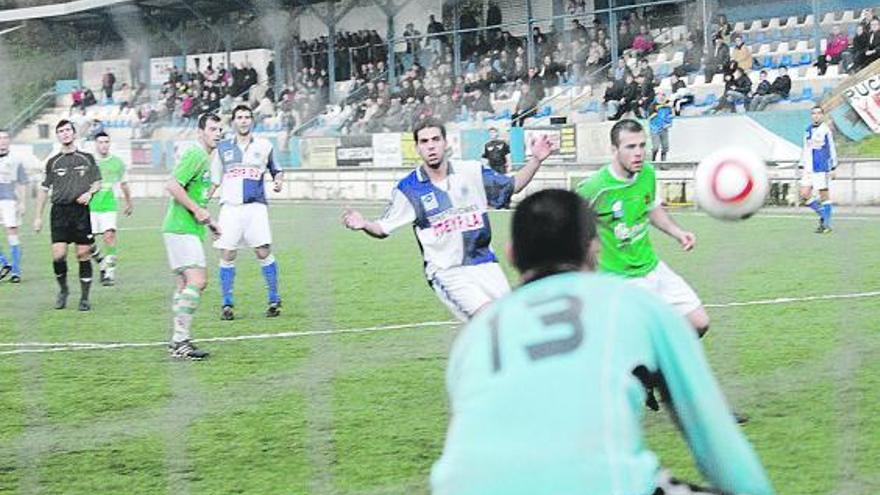 El meta del Llanes Pablo se dispone a atrapar un disparo de Naya.