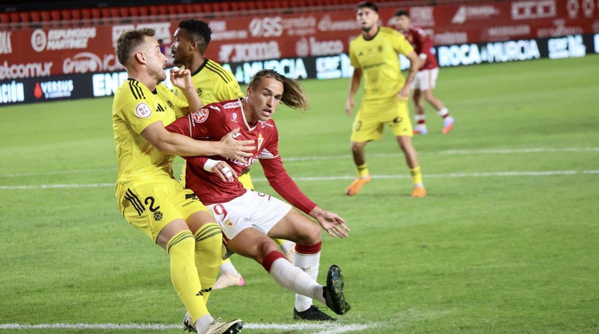 Pedro Benito en una acción del partido de este sábado en Nueva Condomina ante el Nástic. | JUAN CARLOS CAVAL