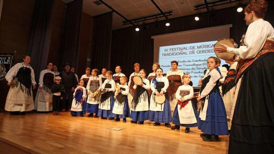 Una de las actuaciones, ayer, del IV Festival de Música Tradicional de Cerdedo. // Bernabé / Cris M.V.